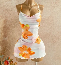 Vestido veraniego con estampado floral.