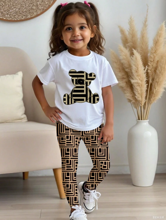 Conjunto de niña de dos piezas: camiseta de manga corta y leggings, con temática casual de oso y patrón geométrico.