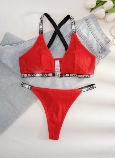 Set de Lencería Roja con Sujetador sin Espalda, Tanga y Detalles Plateados