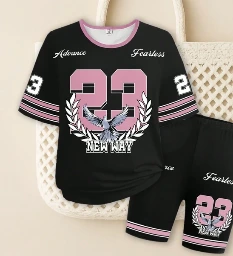 Conjunto de dos piezas para niña: camiseta de mangas cortas + pantalones cortos, temática deportiva.