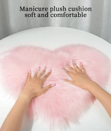 Alfombra esponjosa en forma de corazón rosa para fotografía de uñas.