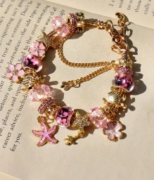Brazalete dorado de flor de cerezo y estilo de mar.