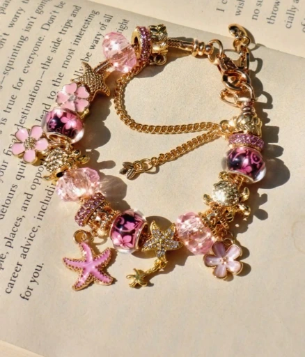 Brazalete dorado de flor de cerezo y estilo de mar.