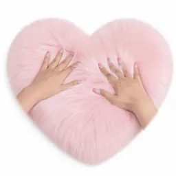 Alfombra esponjosa en forma de corazón rosa para fotografía de uñas.